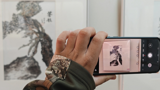 “與時代同行——2024農(nóng)工黨南通市前進(jìn)畫院院展”正在展出