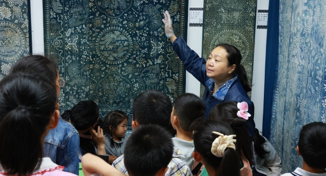 讓非遺“活”在孩子們手中 | “館館聯(lián)動”激活藍(lán)印花布傳承新生態(tài)